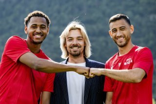 Noé Sow (à gauche) et Dejan Djokic (à droite) : les deux nouvelles recrues du FC Sion avec le directeur sportif Barthélémy Constantin.